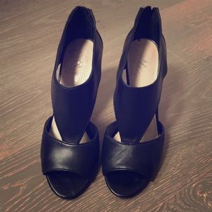 Vince Camuto Black Heels Size 9M/39